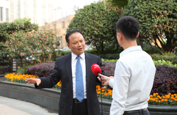 劉漢元主席(左一)接受四川電視臺專訪